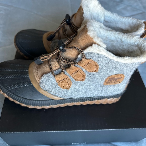 Sorel Kids' Black and Brown Cozy Boots - Picture 3 of 7